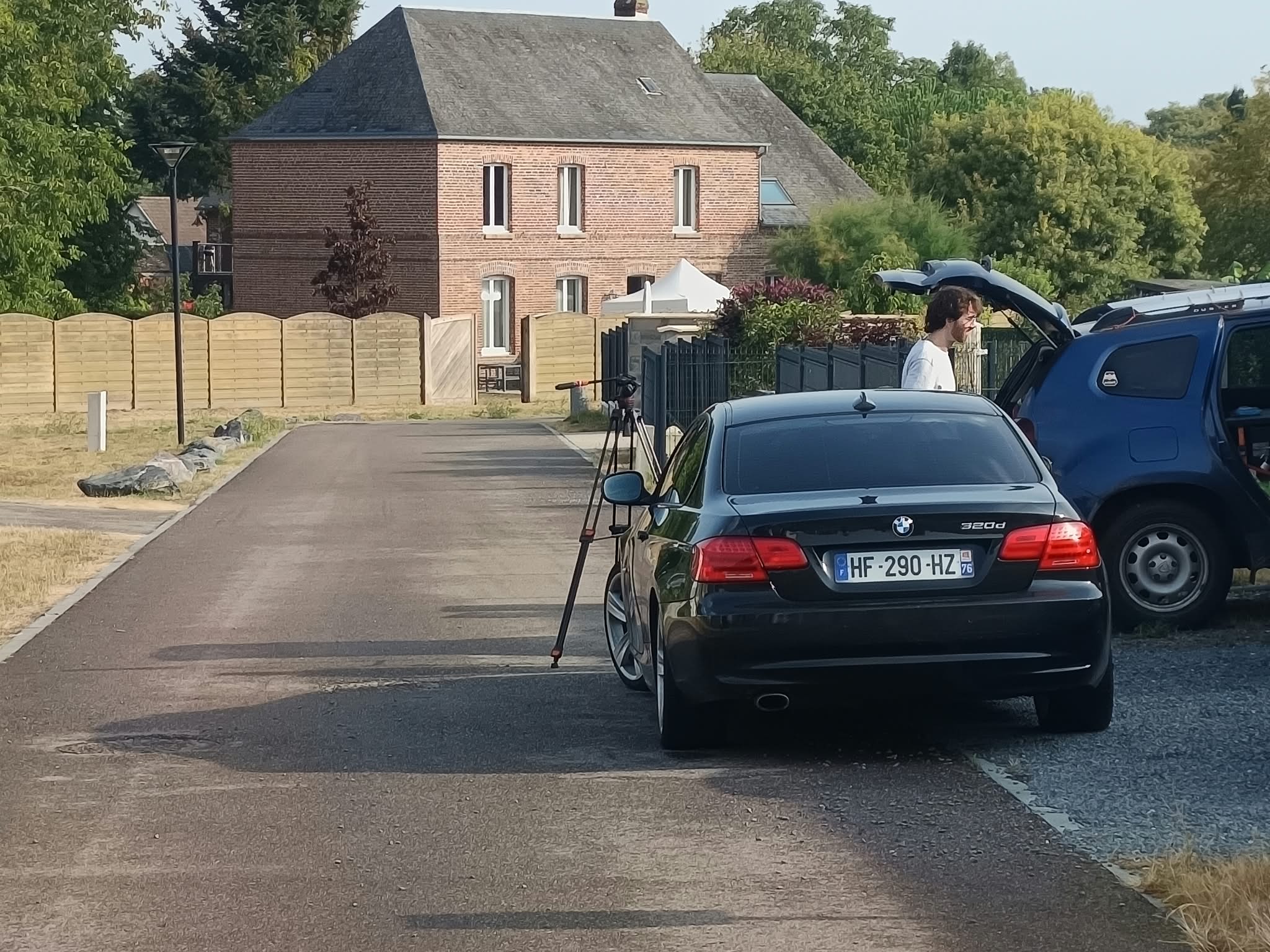 Repérage en extérieur, installation du matériel dans la rue du lieu de tournage